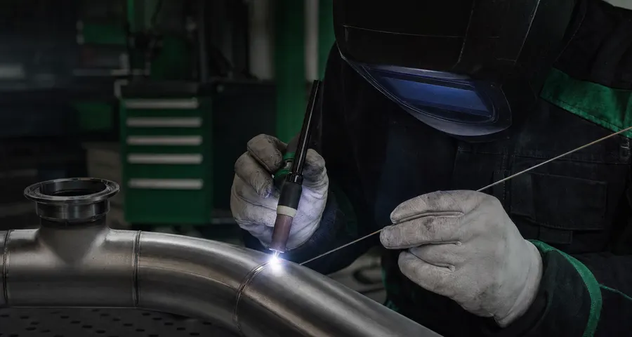 Profesional realizando una soldadura TIG